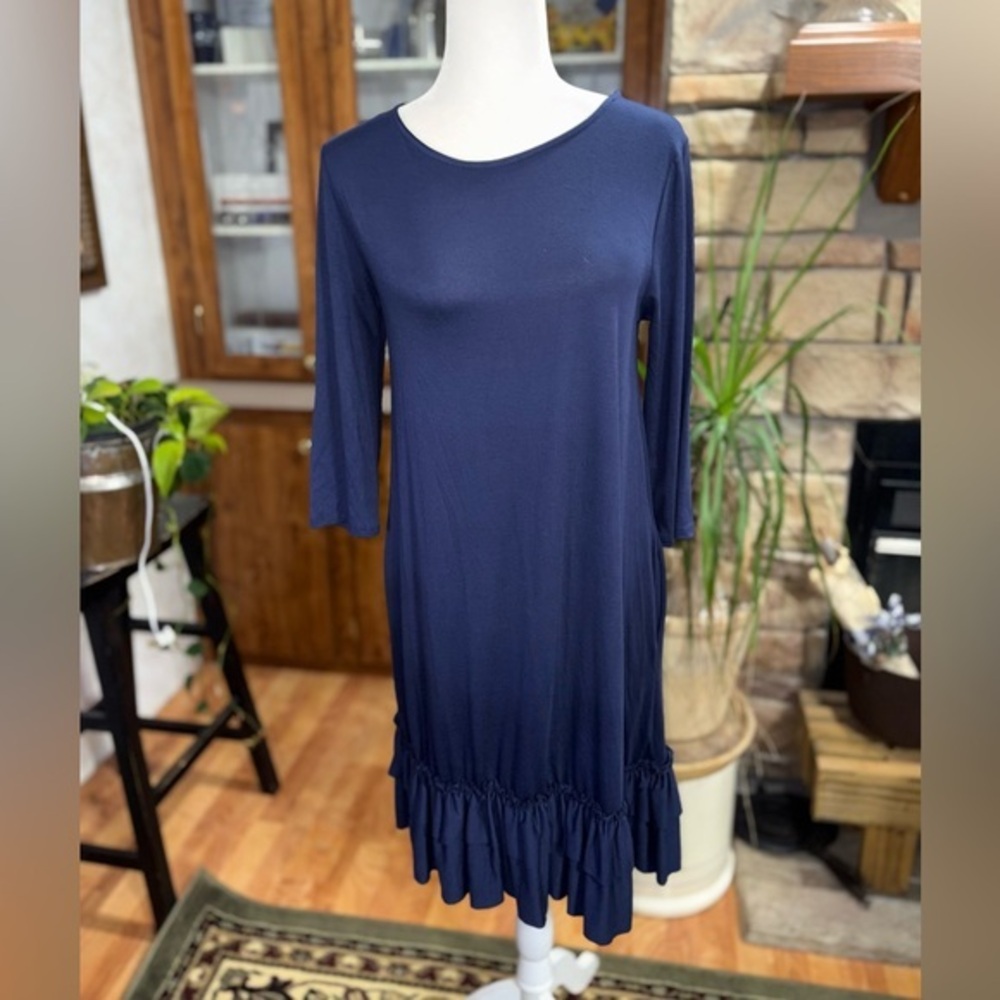ZENANA OUTFITTERS size medium 3/4 navy blue dress. 2 tiered ruffle skirt pockets